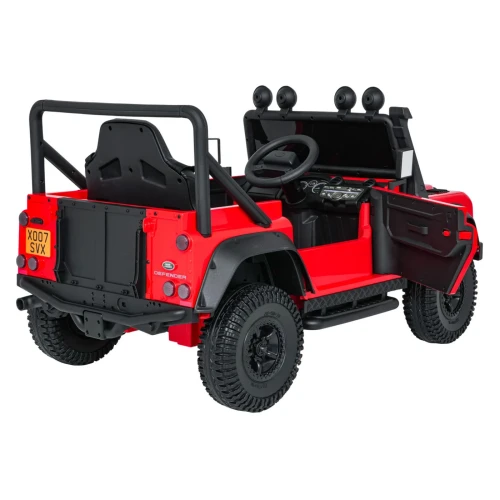 Tył i bok z otwartymi drzwiami oraz paką – czerwony Land Rover Defender 110 SVX Concept, samochód na akumulator dla dzieci.webp