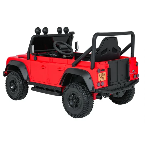 Ujęcie tyłu i boku z terenowymi oponami – czerwony Land Rover Defender 110 SVX Concept, pojazd na akumulator dla dzieci.webp