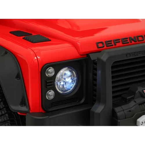 Świecący reflektor LED i napis DEFENDER na masce – zbliżenie czerwonego Land Rovera Defender 110 SVX Concept na akumulator dla dzieci.webp