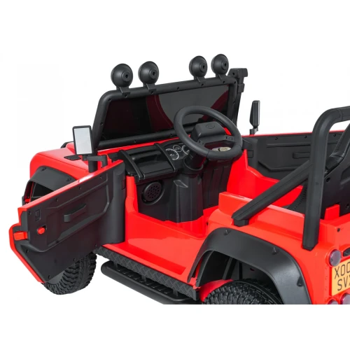 Otwarte drzwi, kierownica i deska rozdzielcza – wnętrze czerwonego Land Rovera Defender 110 SVX Concept na akumulator dla dzieci.webp