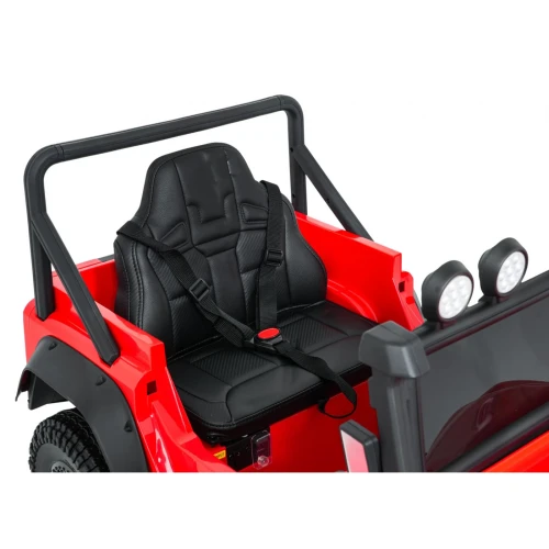 Fotel z 5-punktowymi pasami bezpieczeństwa i klatką bezpieczeństwa – wnętrze czerwonego Land Rovera Defender 110 SVX Concept na akumulator dla dzieci.webp