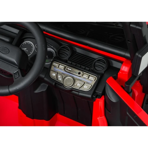 Panel audio z portem USB, wejściem AUX i zegarami Land Rover – deska rozdzielcza czerwonego Defendera 110 SVX Concept na akumulator dla dzieci.webp
