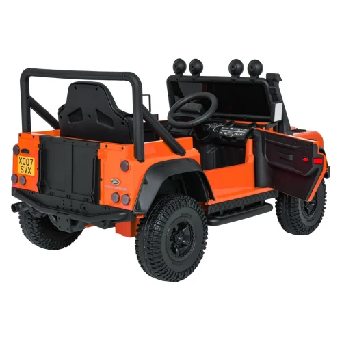 Tył i bok z otwartymi drzwiami oraz paką – pomarańczowy Land Rover Defender 110 SVX Concept, samochód na akumulator dla dzieci.webp
