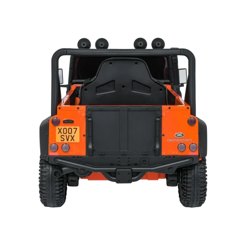 Widok z tyłu z tablicą rejestracyjną i lampami – pomarańczowy Land Rover Defender 110 SVX Concept na akumulator dla dzieci.webp