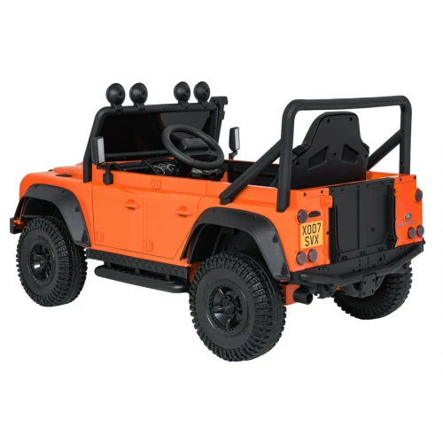 Ujęcie tyłu i boku z terenowymi oponami – pomarańczowy Land Rover Defender 110 SVX Concept, pojazd na akumulator dla dzieci.webp