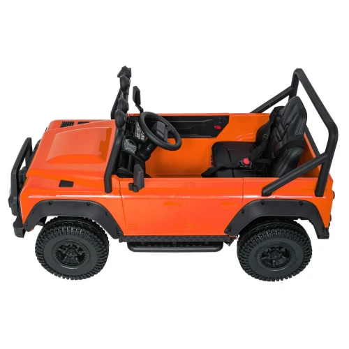 Widok z boku pod kątem na wnętrze i fotel – pomarańczowy Land Rover Defender 110 SVX Concept na akumulator dla dzieci.webp