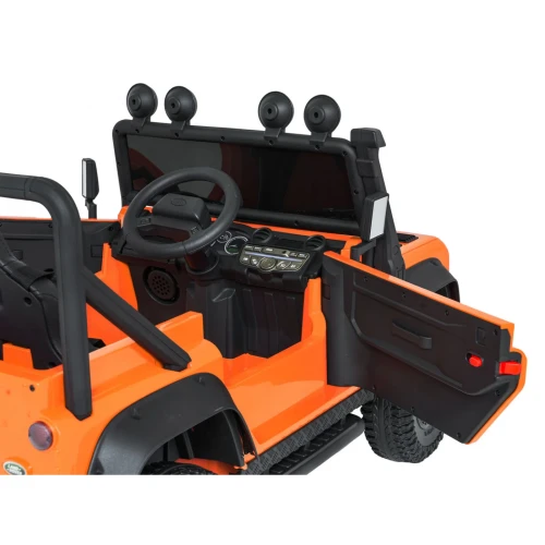 Otwarte drzwi, kierownica i deska rozdzielcza – wnętrze pomarańczowego Land Rovera Defender 110 SVX Concept na akumulator dla dzieci.webp