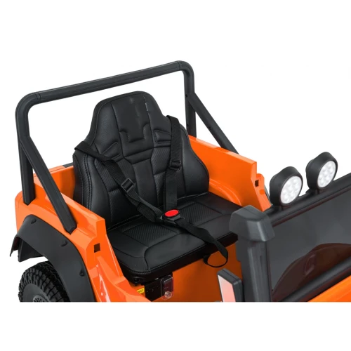 Fotel z 5-punktowymi pasami bezpieczeństwa i klatką bezpieczeństwa – wnętrze pomarańczowego Land Rovera Defender 110 SVX Concept na akumulator dla dzieci.webp