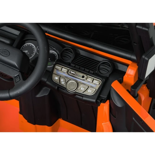 Panel audio z portem USB, wejściem AUX i zegarami Land Rover – deska rozdzielcza pomarańczowego Defendera 110 SVX Concept na akumulator dla dzieci.webp