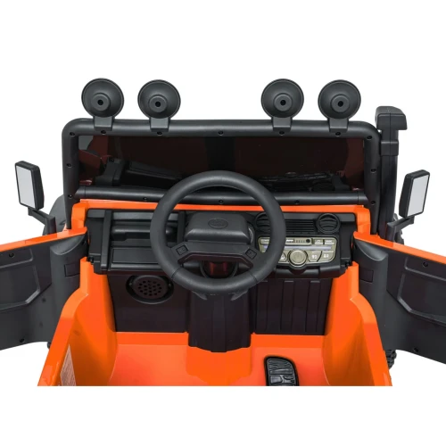 Kierownica, lusterka boczne i halogeny na dachu – widok z przodu na kokpit pomarańczowego Land Rovera Defender 110 SVX Concept dla dzieci.webp