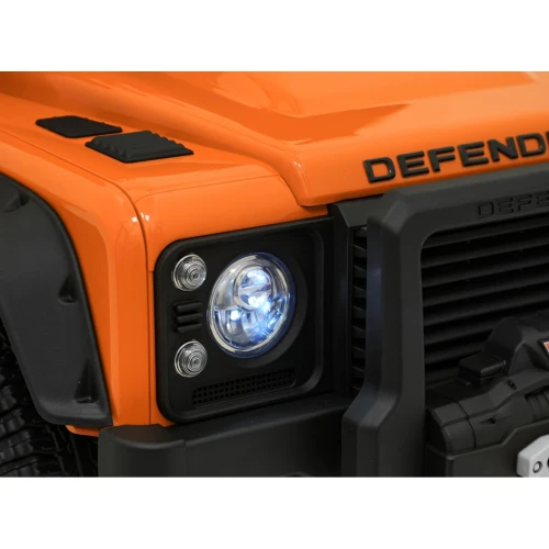 Świecący reflektor LED i napis DEFENDER na masce – zbliżenie pomarańczowego Land Rovera Defender 110 SVX Concept na akumulator dla dzieci.webp