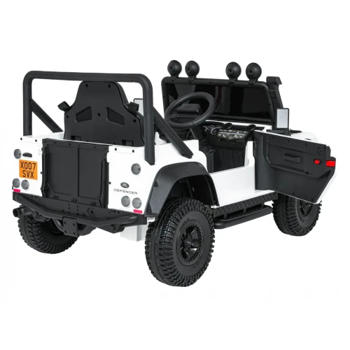 Tył i bok z otwartymi drzwiami oraz paką – biały Land Rover Defender 110 SVX Concept, samochód na akumulator dla dzieci.webp