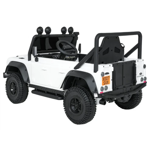 Ujęcie tyłu i boku z terenowymi oponami – biały Land Rover Defender 110 SVX Concept, pojazd na akumulator dla dzieci.webp