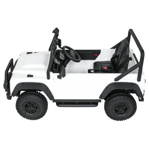 Widok z boku pod kątem na wnętrze i fotel – biały Land Rover Defender 110 SVX Concept na akumulator dla dzieci.webp