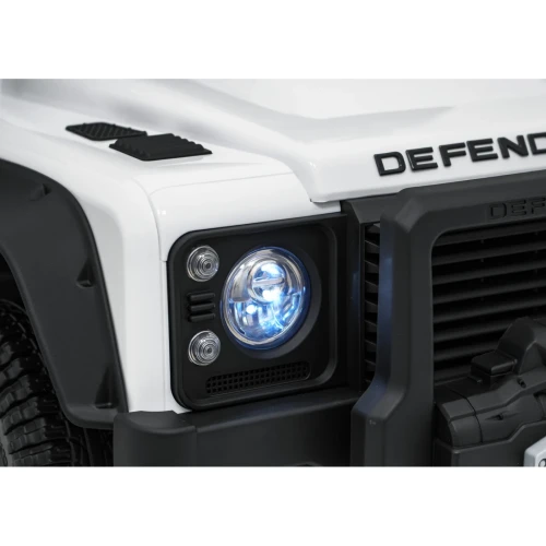 Świecący reflektor LED i napis DEFENDER na masce – zbliżenie białego Land Rovera Defender 110 SVX Concept na akumulator dla dzieci.webp