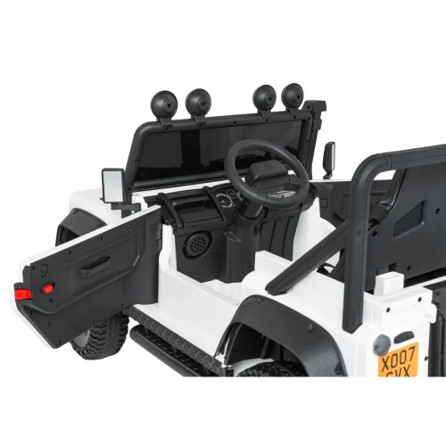 Otwarte drzwi, kierownica i deska rozdzielcza – wnętrze białego Land Rovera Defender 110 SVX Concept na akumulator dla dzieci.webp