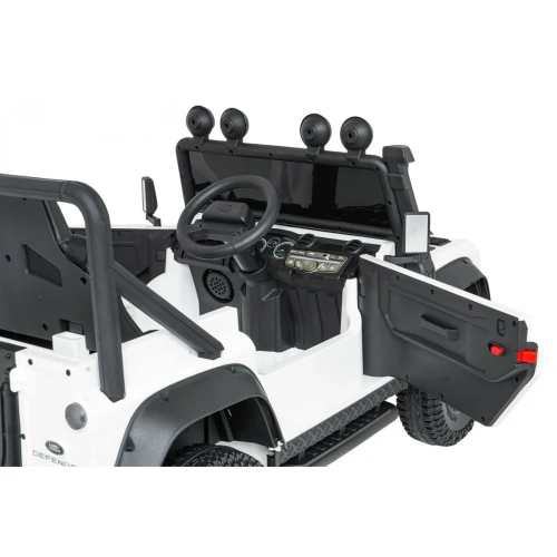 Kokpit z kierownicą, lusterkami i otwartymi drzwiami – biały Land Rover Defender 110 SVX Concept, auto elektryczne dla dzieci.webp