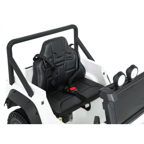 Fotel z 5-punktowymi pasami bezpieczeństwa i klatką bezpieczeństwa – wnętrze białego Land Rovera Defender 110 SVX Concept na akumulator dla dzieci.webp