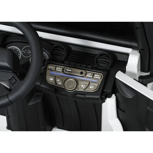 Panel audio z portem USB, wejściem AUX i zegarami Land Rover – deska rozdzielcza białego Defendera 110 SVX Concept na akumulator dla dzieci.webp