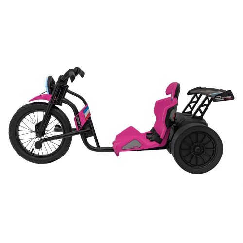 Widok z boku z długą ramą, fotelem i spoilerem 2 SPEED – różowy Drift Bike 21, trójkołowy pojazd na akumulator dla dzieci.webp