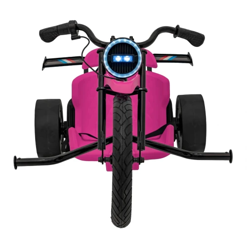 Widok z przodu z reflektorem LED i podnóżkami – różowy Drift Bike 21, trójkołowy pojazd na akumulator dla dzieci.webp