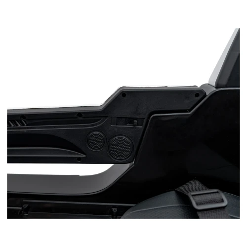 Panel boczny z dwoma głośnikami – wnętrze czerwonego buggy Clash Strong 4x4, auto na akumulator dla dzieci.webp