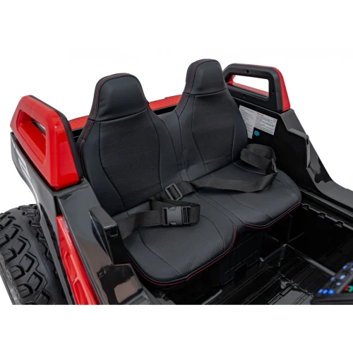 Dwa fotele z pasami bezpieczeństwa i czerwonymi uchwytami – wnętrze buggy Clash Strong 4x4 na akumulator dla dzieci.webp