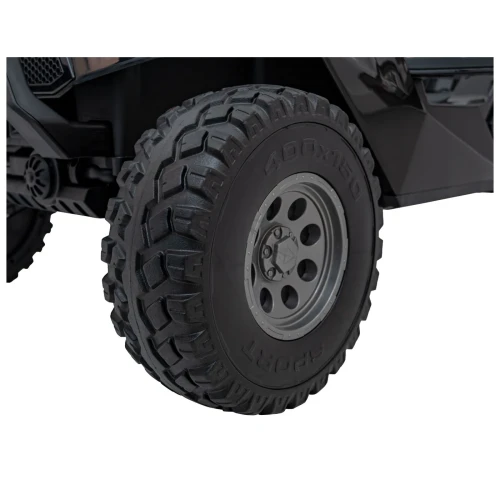 Koło terenowe 400x150 SPORT z szarą felgą – zbliżenie czarnego buggy Clash Strong 4x4 na akumulator dla dzieci.webp