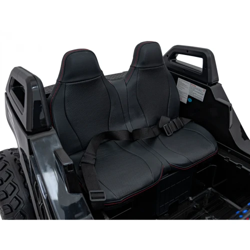 Dwa fotele z czerwonymi przeszyciami i pasami bezpieczeństwa – wnętrze czarnego buggy Clash Strong 4x4 na akumulator dla dzieci.webp