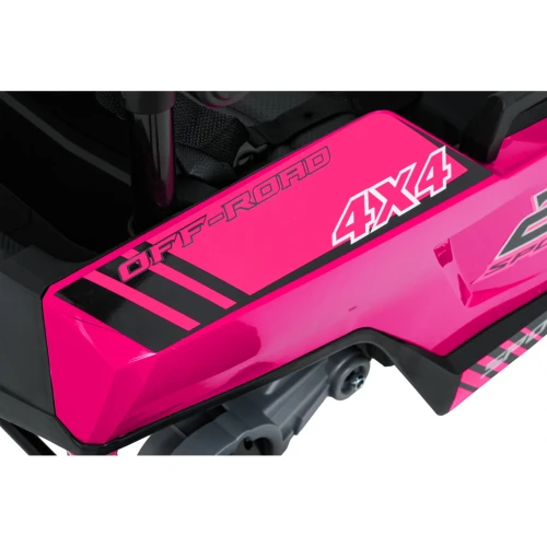 Tylna klapa z napisem OFF-ROAD 4X4 – zbliżenie różowego buggy Turbo 23 SPORT na akumulator dla dzieci.webp