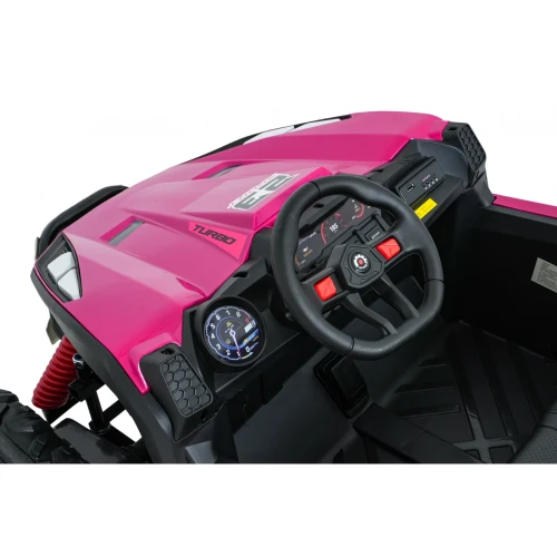 Kokpit z kierownicą, zegarem obrotomierza i napisem TURBO – wnętrze różowego buggy Turbo 23 4x4 na akumulator dla dzieci.webp
