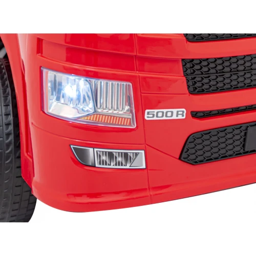 Przedni reflektor LED i emblemat 500 R – zbliżenie czerwonej Scanii TIR R Serie na akumulator dla dzieci.webp