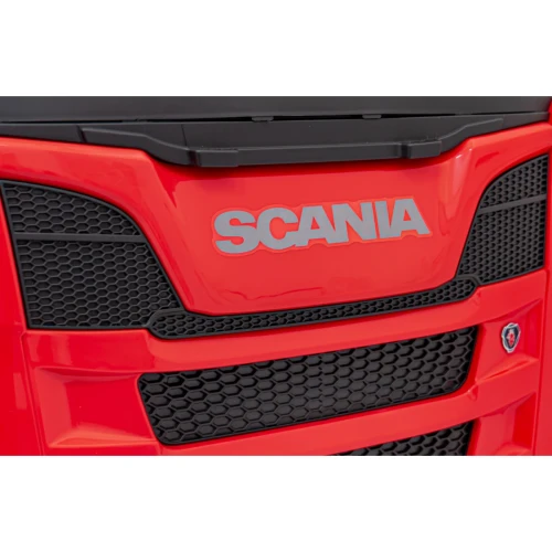 Atrapa chłodnicy z logo SCANIA i emblematem gryfa – zbliżenie czerwonej Scanii TIR R Serie na akumulator dla dzieci.webp