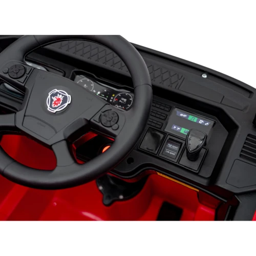 Kierownica z logo Scania, ekran multimedialny i dźwignia zmiany kierunku jazdy – kokpit czerwonej Scanii TIR R Serie na akumulator dla dzieci.webp