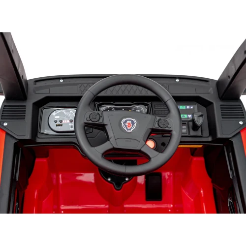 Kokpit z kierownicą, zegarami i przełącznikiem HIGHLOW SPEED – wnętrze czerwonej Scanii TIR R Serie na akumulator dla dzieci.webp