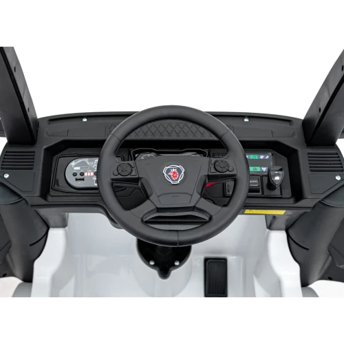 Kierownica z logo Scania, ekran multimedialny i otwarte drzwi – kokpit białej Scanii R Serie na akumulator dla dzieci.webp