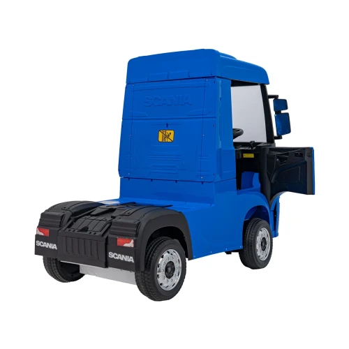 Ujęcie z tyłu i boku z otwartymi drzwiami i widocznym kokpitem – niebieska Scania R Serie na akumulator dla dzieci.webp