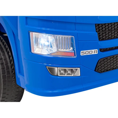 Przedni reflektor LED i emblemat 500 R – zbliżenie niebieskiej Scanii R Serie na akumulator dla dzieci.webp