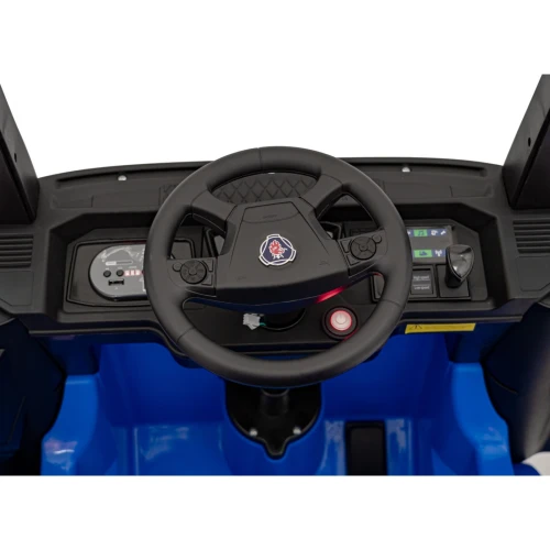 Kierownica z logo Scania, zegary i panel audio – kokpit niebieskiej Scanii R Serie na akumulator dla dzieci.webp