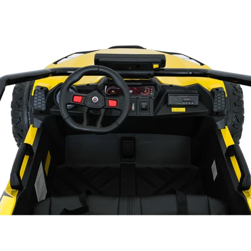 Widok z przodu na kierownicę i deskę rozdzielczą z wyświetlaczem – kokpit żółtego buggy Turbo 23 4x4 na akumulator dla dzieci.webp