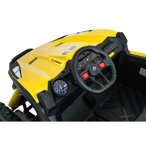 Kokpit z kierownicą, zegarem obrotomierza i napisem TURBO – wnętrze żółtego buggy Turbo 23 4x4 na akumulator dla dzieci.webp