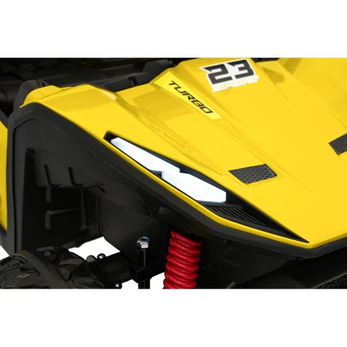 Maska z napisem 23 SPORT TURBO i podświetlonym reflektorem LED – zbliżenie przodu żółtego buggy Turbo 23 4x4 na akumulator dla dzieci.webp