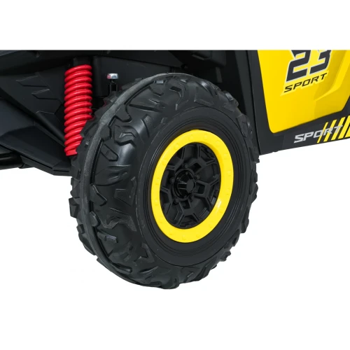 Koło terenowe z żółtą felgą, napisem 23 SPORT i czerwoną sprężyną – zbliżenie żółtego buggy Turbo 23 4x4 na akumulator dla dzieci.webp