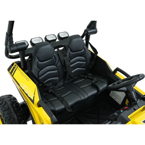 Dwa fotele kubełkowe z pasami bezpieczeństwa i belką czterech reflektorów LED – wnętrze żółtego buggy Turbo 23 4x4 na akumulator dla dzieci.webp