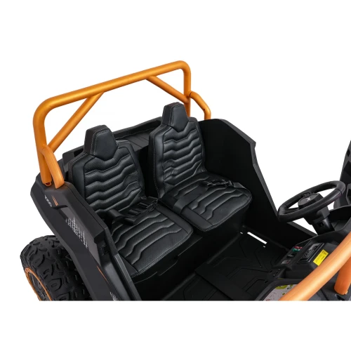 Fotele kubełkowe i pomarańczowe orurowanie ochronne – wnętrze buggy Arctic Cat Wildcat XX 4x4 na akumulator dla dzieci.webp