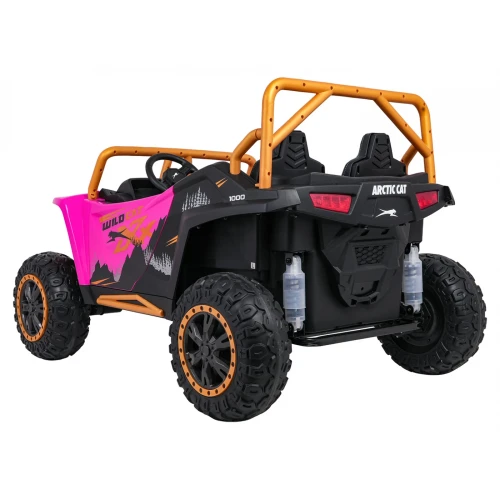 Ujęcie tyłu i boku z lampami LED oraz kołami terenowymi – różowe buggy Arctic Cat Wildcat XX na akumulator dla dzieci.webp