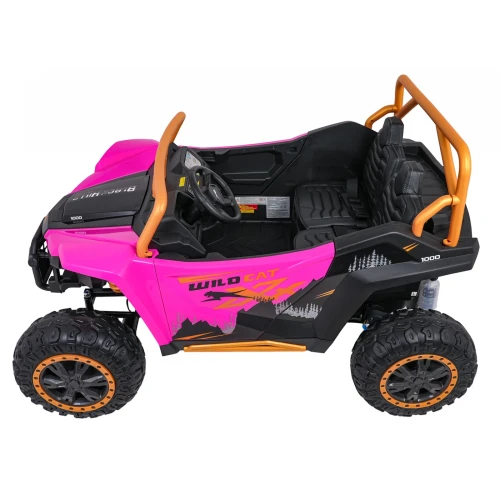 Widok z boku z orurowaniem i dużymi kołami terenowymi – różowe buggy Arctic Cat Wildcat XX 4x4 na akumulator dla dzieci.webp