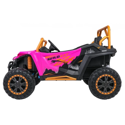 Widok z boku z grafiką WILD CAT i pomarańczowymi felgami – różowe buggy Arctic Cat Wildcat XX na akumulator dla dzieci.webp