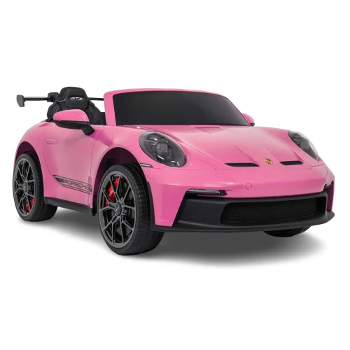 Ujęcie przodu i boku z maską, emblematem Porsche i spojlerem – różowe Porsche 911 GT3 STRONG MP4 na akumulator dla dzieci.webp
