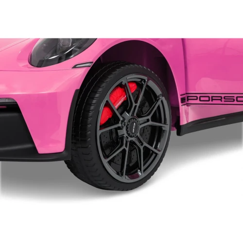Zbliżenie felgi GT3 z czerwonym zaciskiem hamulcowym – różowe Porsche 911 GT3 STRONG MP4, pojazd na akumulator dla dzieci.webp